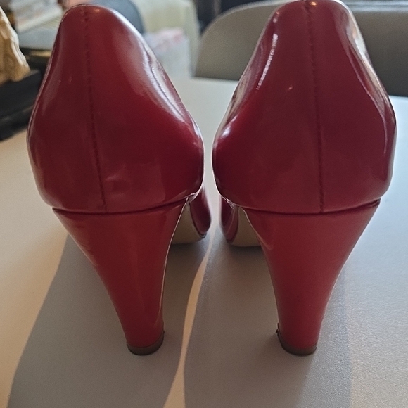 Salvatore Ferragamo Patent Red Bow Pumps - Picture 3 of 6